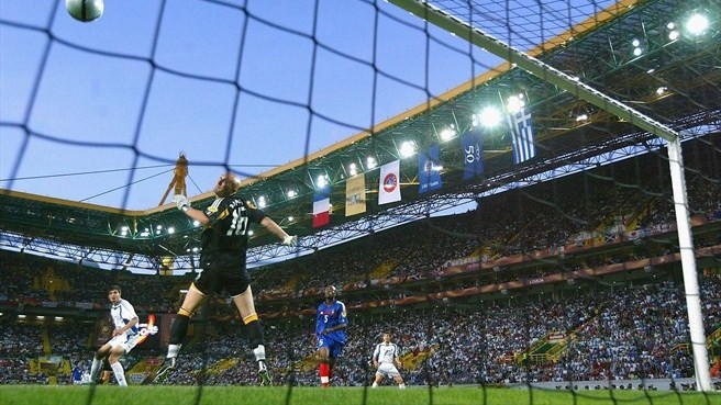 Tiền vệ Angelos Charisteas ghi bàn duy nhất , giúp Hy Lạp đánh bại Pháp ở tứ kết